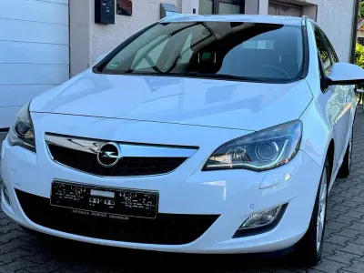 Gebraucht Opel Astra Sport 140 PS (102 kW) 2011 Schneeweiss/olympic/summit whi Kombi
