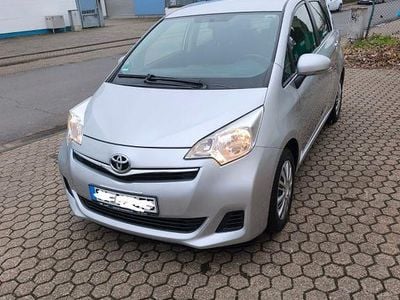 Gebraucht Toyota Verso-S Life 99 PS (72 kW) 2012 Silber Van / Kleinbus