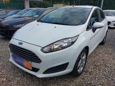 Gebraucht Ford Fiesta 101 PS (74 kW) 2014 Weiß Kleinwagen