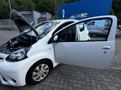 Gebraucht Toyota Aygo 68 PS (50 kW) 2014 Weiß Kleinwagen