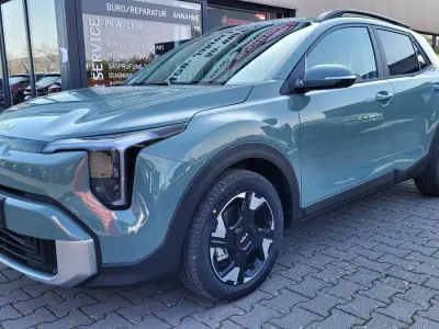 Neu Kia Stonic Exclusive 101 PS (74 kW) 2026 Mangrove grün SUV