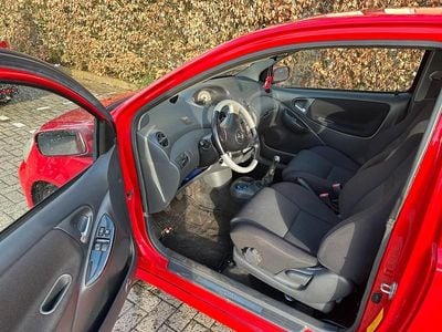 Usata Toyota Yaris 106 CV (77 kW) 2003 Rosso Utilitaria