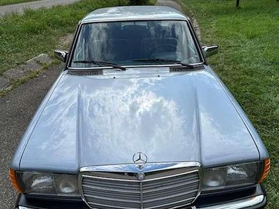 Second-hand Mercedes E230 136 CP (100 kW) 1984 Albastru Berlinǎ