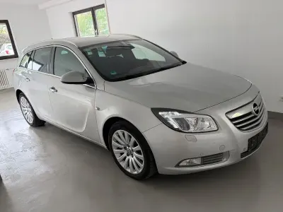 Gebraucht Opel Insignia Innovation 220 PS (161 kW) 2011 Argon silber/ice silver (m2) Kombi