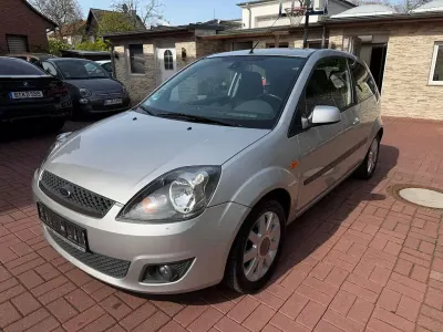 Usata Ford Fiesta Ghia 80 CV (58 kW) 2015 Argento Utilitaria