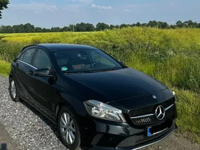 Gebraucht Mercedes A180 122 PS (89 kW) 2015 Schwarz Kleinwagen