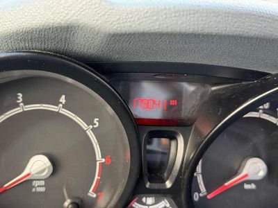 Gebraucht Ford Fiesta Ambiente 60 PS (44 kW) 2011 Weiß Kleinwagen