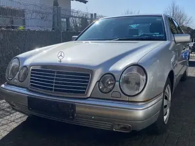 Gebraucht Mercedes E240 170 PS (125 kW) 1999 Silber Limousine