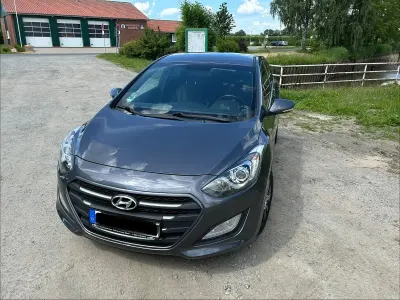 Gebraucht Hyundai i30 Passion 100 PS (73 kW) 2016 Grau Kleinwagen