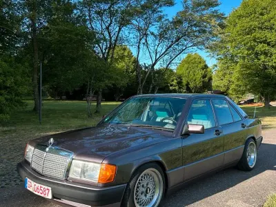 Gebraucht Mercedes 190 122 PS (89 kW) 1992 Violet Limousine