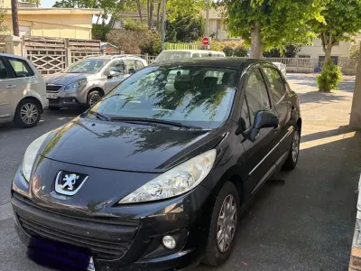 Gebraucht Peugeot 207 75 PS (55 kW) 2013 Schwarz Kleinwagen