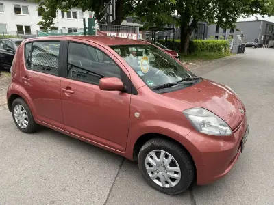 Gebraucht Daihatsu Sirion 87 PS (63 kW) 2005 Rose rot metallic Kleinwagen