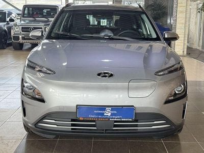 Gebraucht Hyundai Kona Select 100 kW (136 PS) 2023 Silber shimmering silver / met (metallic) SUV