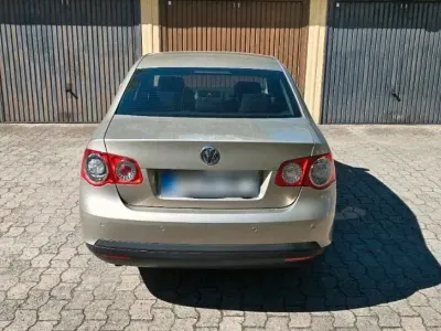 Brugt VW Jetta Comfortline 102 HK (75 kW) 2005 Guld Sedan