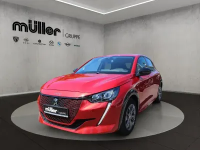 Gebraucht Peugeot e-208 Allure 100 kW (136 PS) 2022 Elixier rot Kleinwagen