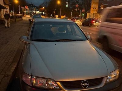 Beige Gebraucht 1998 Opel Vectra Limousine | 2.750 €