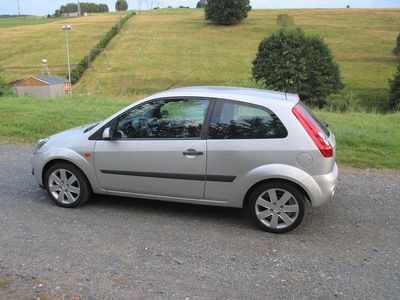 Gebraucht Ford Fiesta Ambiente 80 PS (58 kW) 2007 Silber Kleinwagen