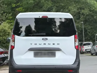 Gebraucht Ford Tourneo 104 PS (76 kW) 2025 Weiß Van / Kleinbus