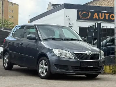 Używany Skoda Fabia Family 75 KM (55 kW) 2011 Szary Sedan/Limuzyna