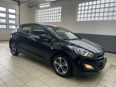 Gebraucht Hyundai i30 Trend 135 PS (99 kW) 2016 Schwarz Limousine