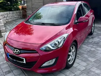 Gebraucht Hyundai i30 Style 99 PS (72 kW) 2014 Rot Limousine
