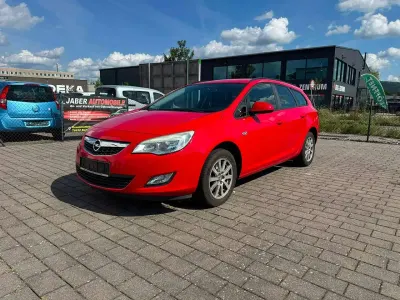 Gebraucht Opel Astra Edition 101 PS (74 kW) 2012 Power rot/traffic red ral3020 Kombi
