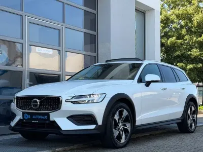 Gebraucht Volvo V60 CC Plus 197 PS (144 kW) 2022 Weiß Kombi