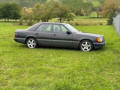 Second-hand Mercedes E220 150 CP (110 kW) 1992 Negru Berlinǎ