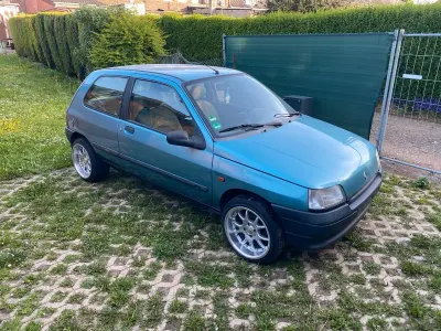 Używany Renault Clio Campus 58 KM (42 kW) 1995 Zielony Hatchback