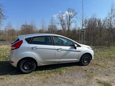 Gebraucht Ford Fiesta Titanium 95 PS (69 kW) 2012 Silber Kleinwagen