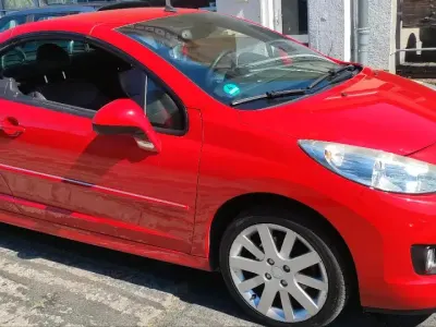 Gebraucht Peugeot 207 CC 120 PS (88 kW) 2012 Rot Cabrio