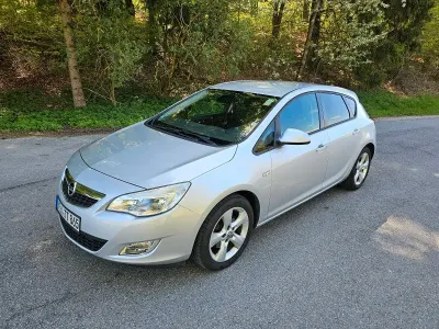 Używany Opel Astra 125 KM (91 kW) 2011 Srebrny Sedan/Limuzyna