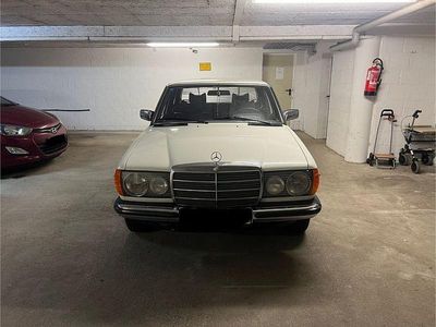 Weiß Gebraucht 1978 Mercedes 230 Limousine | 18.000 €