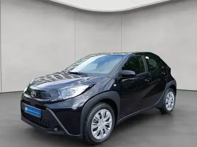 Neu Toyota Aygo X Business Edition 72 PS (52 kW) 2025 Chili red / night sky black SUV