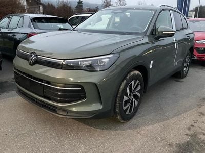 Neu VW Tiguan Life 150 PS (110 kW) 2025 Cipressino grün metallic SUV
