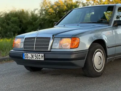 Gebraucht Mercedes E230 132 PS (97 kW) 1986 Blau Limousine