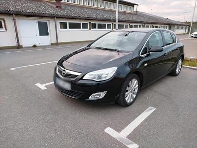 Gebraucht Opel Astra 115 PS (84 kW) 2011 Schwarz Kleinwagen