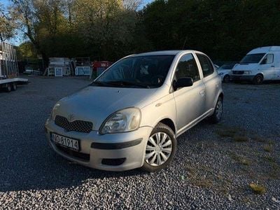 Usata Toyota Yaris 65 CV (47 kW) 2005 Argento Berlina