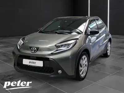 Gebraucht Toyota Aygo X Pulse 72 PS (52 kW) 2022 Cardamom green/dach schwarz (metallic) SUV