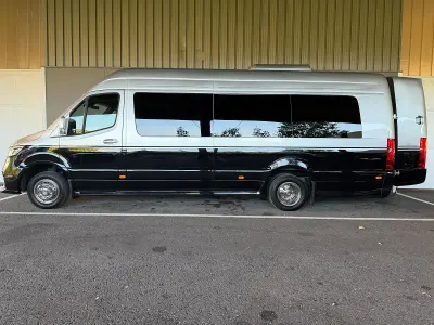Gebraucht Mercedes Sprinter 193 PS (141 kW) 2026 Silber Van