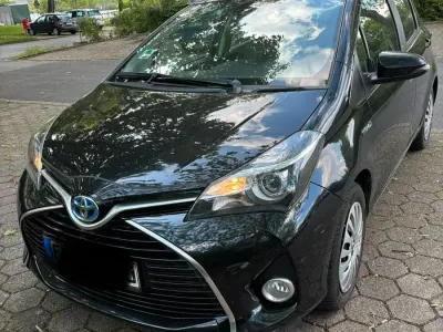 Gebraucht Toyota Yaris Hybrid 101 PS (74 kW) 2016 Schwarz Kleinwagen