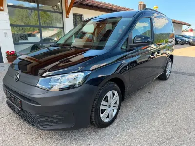Gebraucht VW Caddy Basis 75 PS (55 kW) 2022 Schwarz Van / Kleinbus