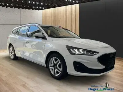 Używany Ford Focus Cool & Connect 125 KM (91 kW) 2022 Biały Sedan/Limuzyna