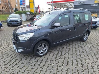 Grau (kometengrau metallic) Gebraucht 2020 Dacia Dokker Stepway Van / Kleinbus | 11.390 € (Superpreis)
