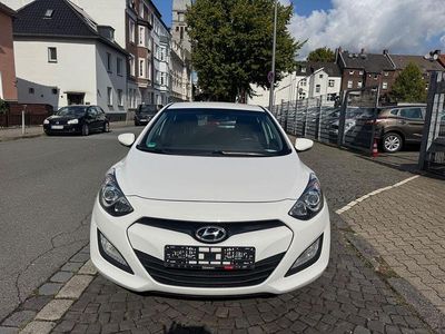 Weiß Gebraucht 2015 Hyundai i30 Limousine | 8.599 € (Fairer Preis)