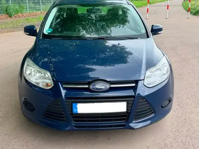 Używany Ford Focus 110 KM (80 kW) 2014 Niebieski Sedan/Limuzyna