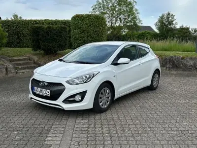 Gebraucht Hyundai i30 Classic 101 PS (74 kW) 2015 Weiß Limousine