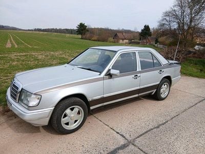 Gebraucht Mercedes 230 132 PS (97 kW) 1987 Silber Limousine