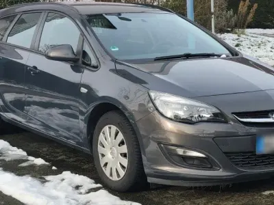 Gebraucht Opel Astra Edition 131 PS (96 kW) 2014 Braun Kombi