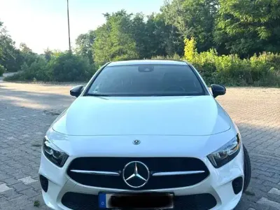 Gebraucht Mercedes A180 136 PS (100 kW) 2019 Weiß Limousine
